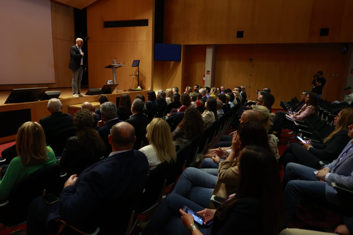 rafjuan's tweet photo. .@cipriquintas en #ForoE @UPVCampusGandia: "Eso es la vida, seguir un camino, no rendirse, adaptarse a lo nuevo e intentar, si es posible, ser innovadores. Utilizar las redes sociales para relacionarnos. Cualquiera puede escribir un libro, solo hay que tener algo que contar". https://t.co/ffseuad50Y