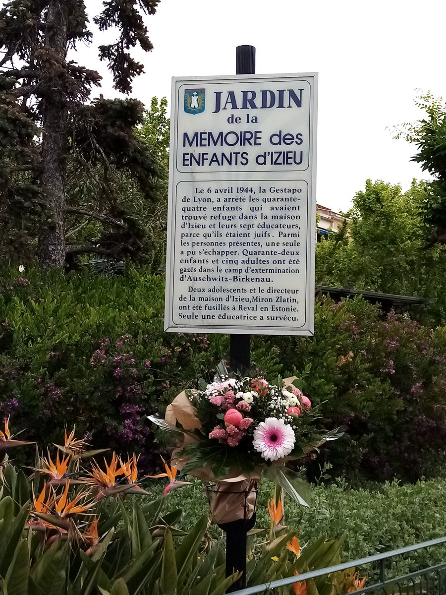 viazzi_fabien's tweet photo. Devoir de mémoire 🙏🙏
Ce matin, @Boccaletti83 et moi même ainsi que nos fidèles militants, étions présent à la cérémonie en hommage aux 42  enfants et 5 adultes arrêtés par la gestapo et ensuite  gazé ds les camps de la mort de Auschwitz
Pour la seule raison 
ils étaient juifs ! https://t.co/jvzDUwKR9e