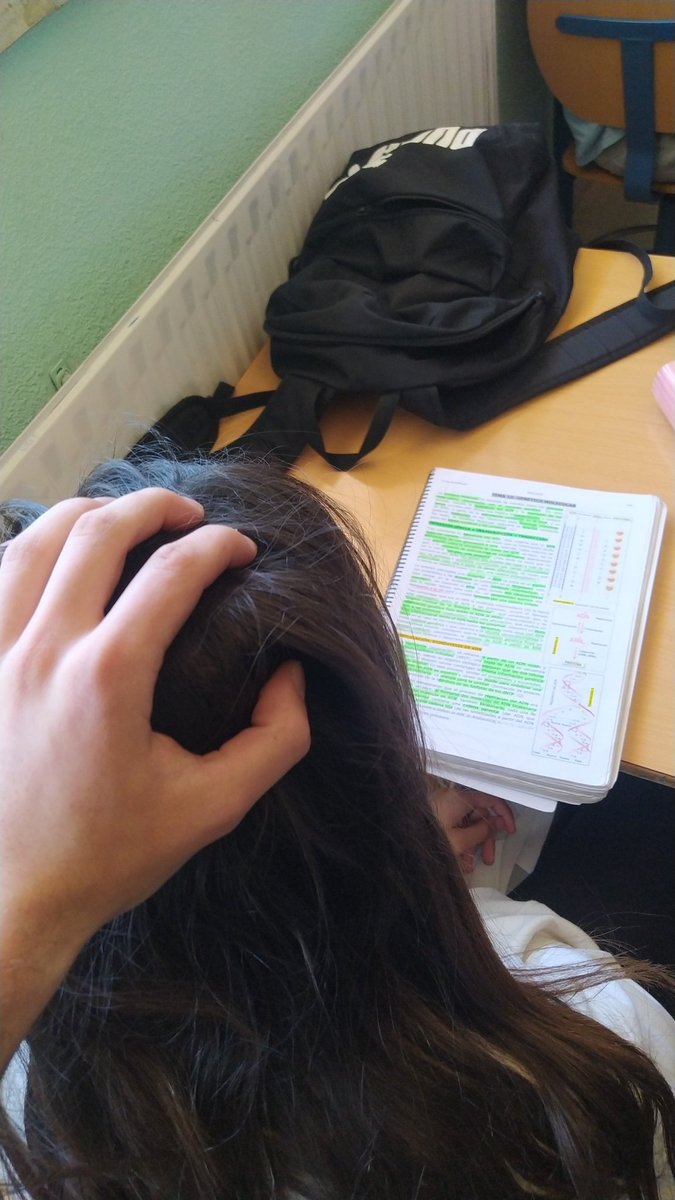 «tócame el pelo que me entra mejor la información» (@adelaruano_ 05/05/2022)