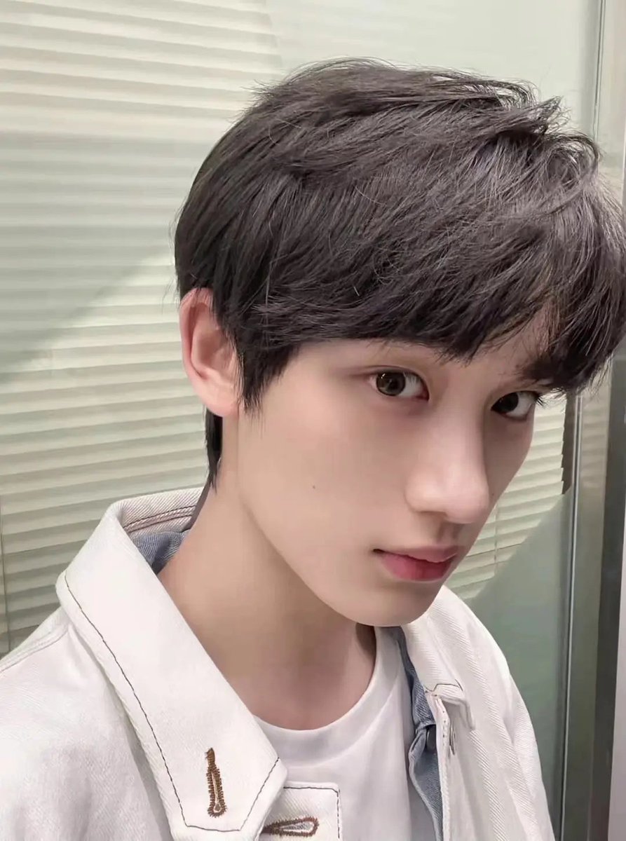 ddwwllllll's tweet photo. 她为什么穿着别的男人的衣服让我在器材室干她😂😂 https://t.co/3JgrRNe1dn