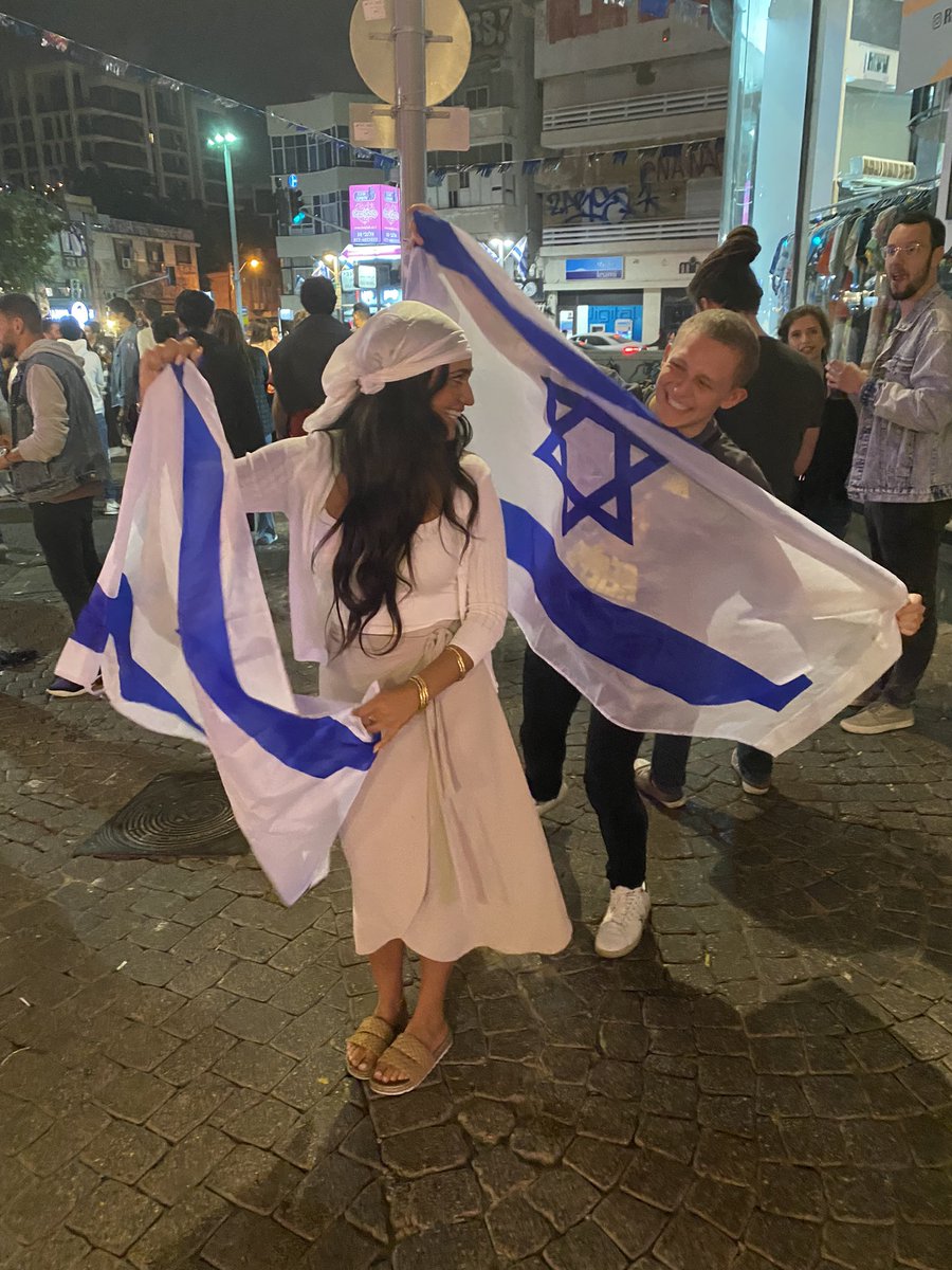 ysabellahazan's tweet photo. Pictured: In Israel there are no strangers just family. Chag Sameach #YomHaatzmaout 🇮🇱 https://t.co/loLlxBde7Y