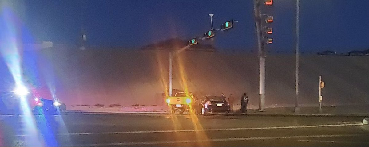 DianaGomezTV's tweet photo. Our #TrafficTracker is at the scene of a two vehicle crash on Gateway North at Dyer. This crash is causing the 2 left lanes to close. If driving in this direction, there isn’t delay but please slow down for emergency crews. 

Live traffic map: 🗺
https://t.co/wPcHI6WByW https://t.co/v7dhkElBbt