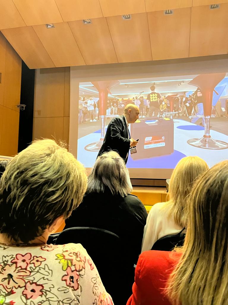 rafjuan's tweet photo. .@cipriquintas en #ForoE @UPVCampusGandia: "La #pandemia nos ha enseñado a mirar. Hay que mirar a las #personas a los ojos, sin miedo. ¿Miedo a qué? Mirar con atención y cariño porque nadie es más que nadie. Hay que mirar con atención y escuchar con la mirada". https://t.co/29gBsOlvv9