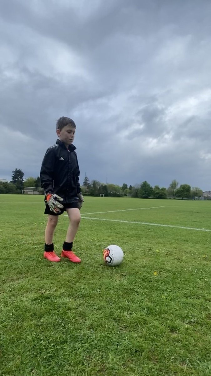 OTheyoungwall's tweet photo. Absolute killer session last night after school, 3 times round the field each time his lap time was #improving #football #greatsaves #soccer #Uk #goalie #GOAT𓃵 #goalie #goalkeepers #goalkeepertraining #younggoalkeeper #keepinggoal #hemelaces #RealManCity https://t.co/GuuenrTukX