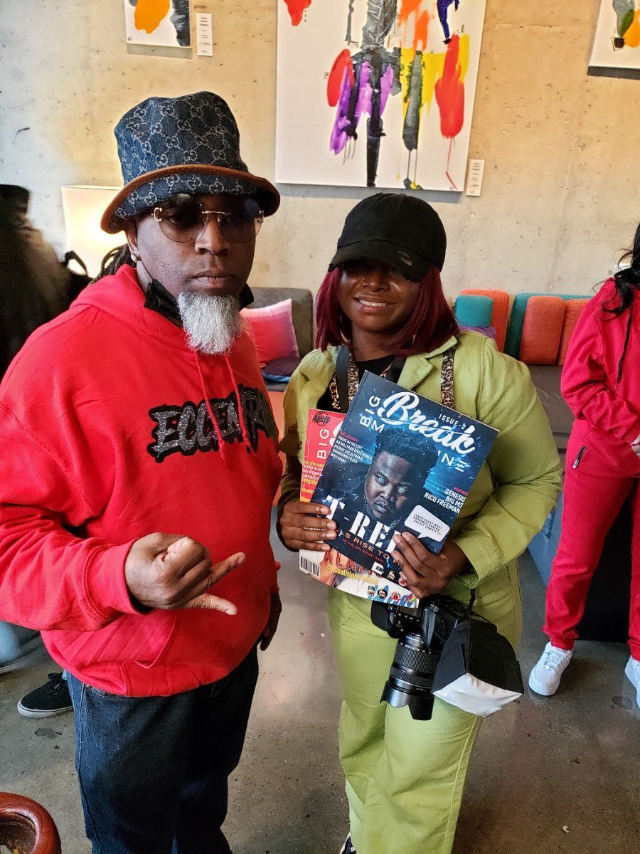 BigBreakmag's tweet photo. With Mr.Hanky , Kaine half of the ying Yang twins, and @grillzbyscotty .The Brand is Everywhere.😃
#magazine #movement #Djpowersummit #revoltsummit #yingyangtwins #kaine #grillzbyscotty #coco #bigbreakmagazine #bigbreak  #music #OUT NOW  #issue3 https://t.co/EydmPTUuCI