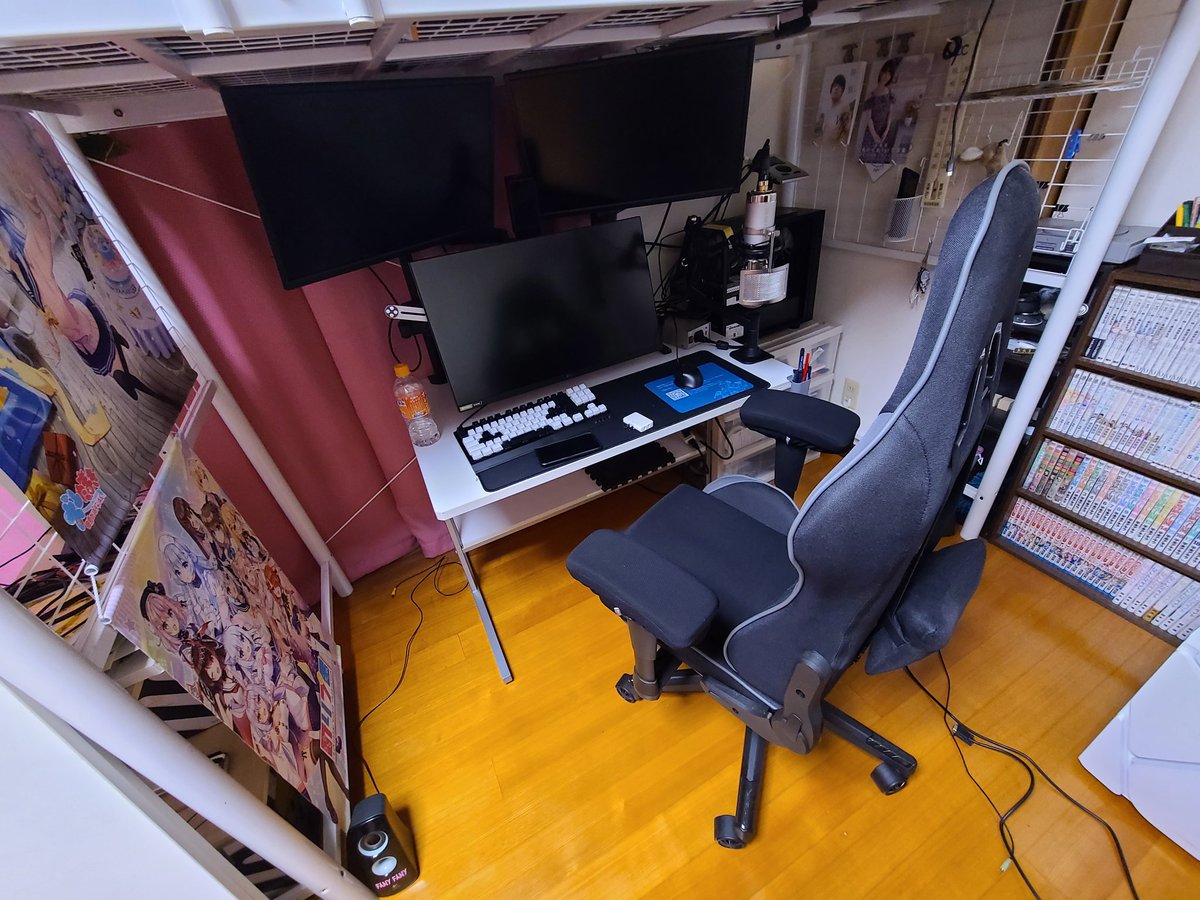 LaurePyon's tweet photo. 一応模様替え。1800x700くらいの机欲しい… https://t.co/kNI81cKKpx