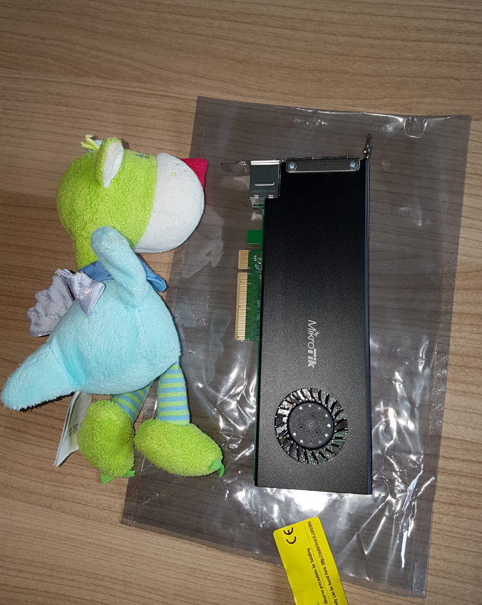 MikrotikStoreEu's tweet photo. CCR2004-1G-2XS-PCIe - Falls wer eine will, wir haben jetzt welche. Das Kuscheltier als Größenvergleich für alle Nichtmetriker. 😅Für alle anderen: 170 x 69 x 18 mm. #ccr2004 #mikrotik #routeros 

Bei uns im Shop: https://t.co/9ESPhaTy98

Vlg.: https://t.co/6uJ5RudJ4H https://t.co/qjcGpwoDTk