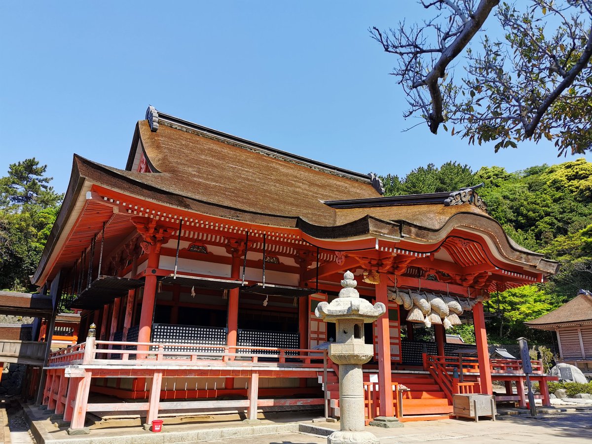 sha_enen's tweet photo. 島根半島の西端の神社　#日御碕神社　です(*-ω人)
御祭神に天照大御神と素盞嶋��の二柱を祀り、それぞれが鎮まる社殿や楼門の、鮮やかな朱色と極彩色の彫刻が青空に映えておりました🤗
そして傍らの海岸には経島と呼ばれる霊域の巨岩があり、海ねこの産卵・繁殖地としても有名なのだそうです⌒(ё)⌒ https://t.co/bl6Cz2zokE