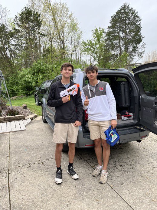 NewfWars's tweet photo. Lil brad takes out Sisky before school. https://t.co/moXJcF5t3d