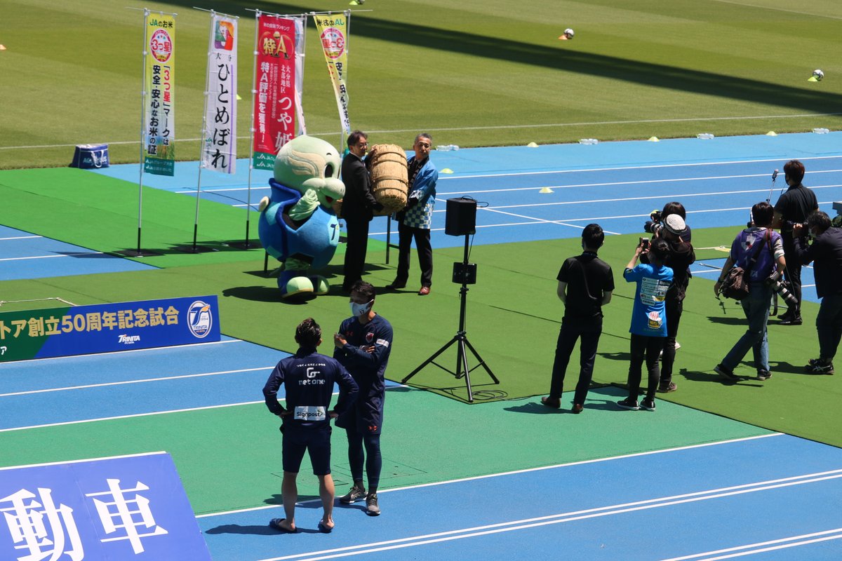 monotone_naf's tweet photo. 県産米贈呈セレモニーの傍らで、しばし旧交を温める中川選手。
相手は三幸選手かな?
#中川寛斗 #trinita #大分トリニータ
#三幸秀稔 #ardija #大宮アルディージャ
#vellmare #湘南ベルマーレ https://t.co/ZBO2te7Zfu
