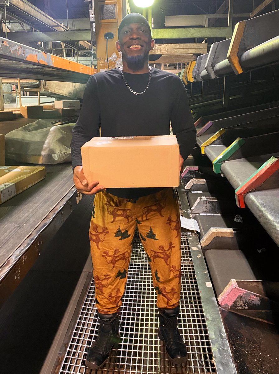 okc_preload's tweet photo. #SafetyThursday What is #Corner2Corner⁉️ A: Your hands securely grasp the pkg! Our #Preload #Demo ⭐️stars🤩 #Inbounds Roosevelt  #Bx5 Gills #UPS #OKC #TeamSafety #TestWeight #ShiftingContents https://t.co/oQGWBpSBgQ