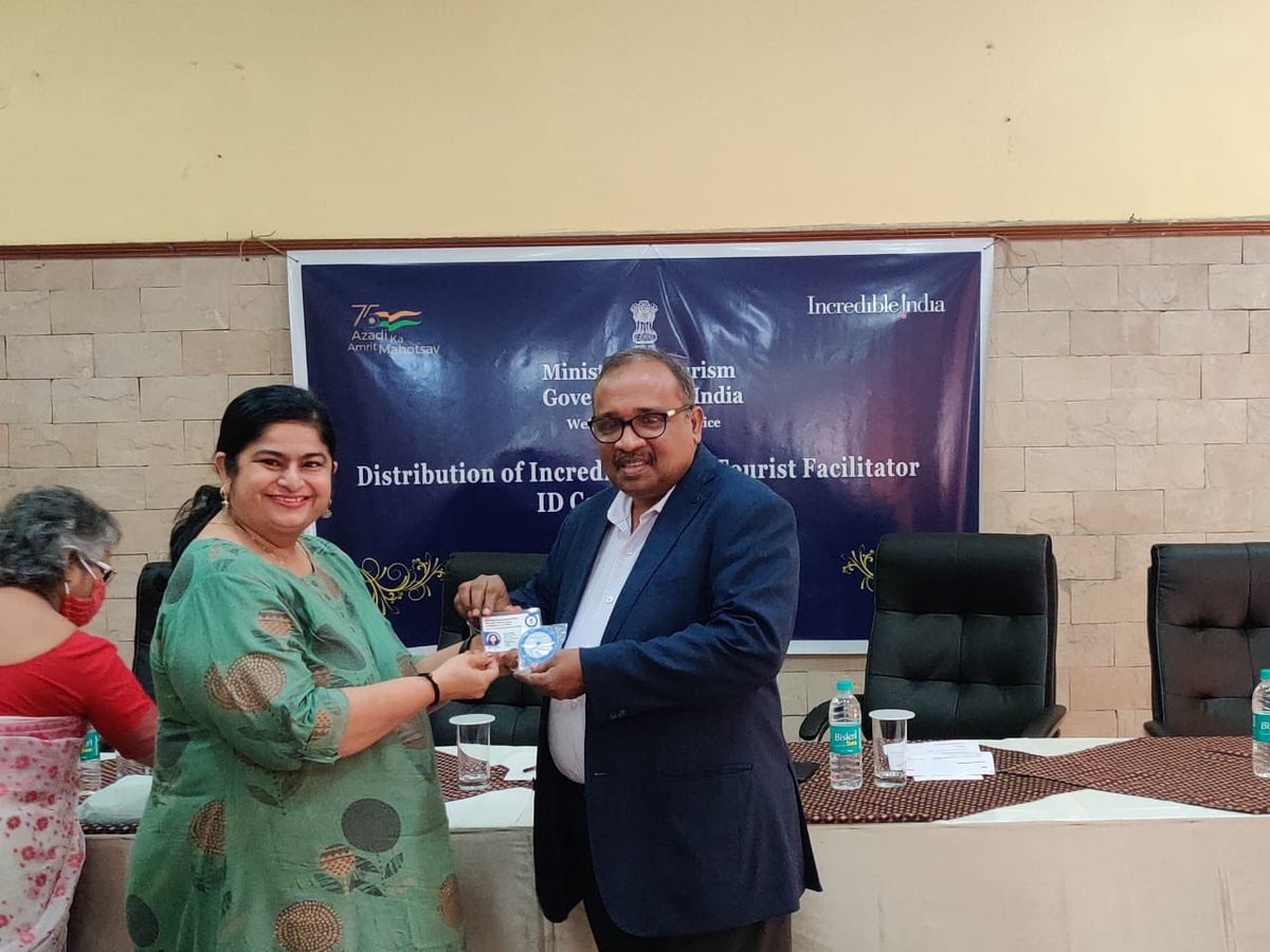 tourismgoi's tweet photo. The first batch of successful Incredible India Tourist Facilitators were issued the Identity cards and badges in Mumbai.
(1/3) https://t.co/EQjNWWSeOj