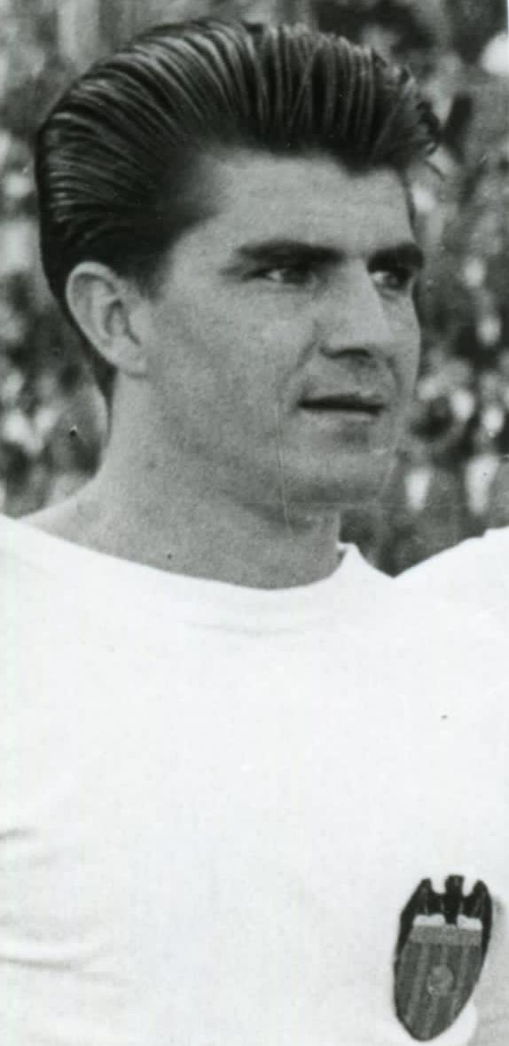 valenciacf's tweet photo. Nuestro más sincero pésame para los familiares y allegados de Macario Fernández Castro ‘Macarito’, exjugador del Valencia CF. 

Descanse en paz 🖤 https://t.co/VKVP5CMFpy