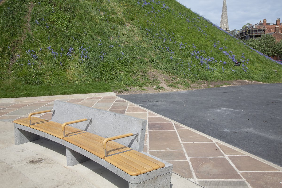 LazloUzala's tweet photo. Clifford's Tower York - what happened to the last few metres of stone edging? @Yorkwalls @DSkaith @CityofYork @EnglishHeritage #CliffordsTower #York #stoneedging #eyefordetail https://t.co/yJfqt2ZsOu