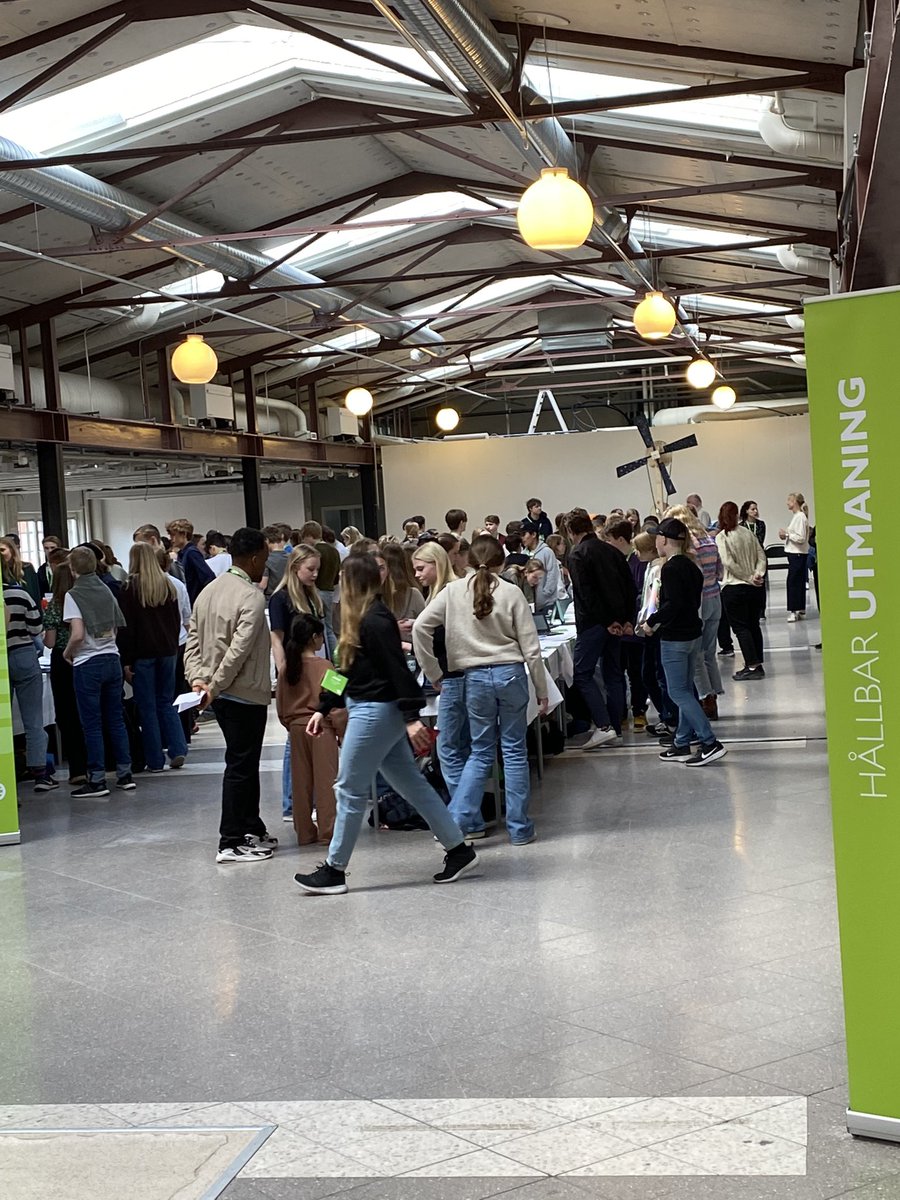 Full fart, 6 jurygrupper går runt och bedömer 84 uppfinningar. Nacka.se/hallbarutmaning