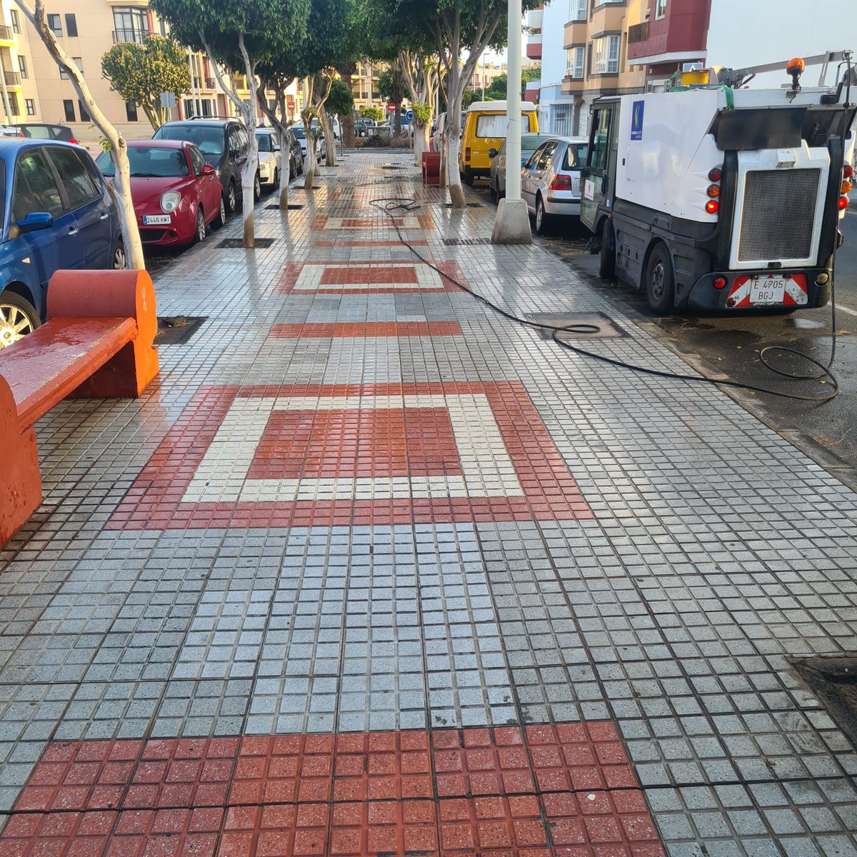 TeldeLimpia's tweet photo. 📍La Avenida Américo Vespucio, la Plaza de #ElGoro y la de #Cendro. También la de #SanGrergorio y la Plaza de #FranchyRoca...
Son numerosos los espacios de #Telde en los que esta semana ha actuado el equipo de baldeo y desinfección🪣🧼
#TeldeLimpia #LimpiezaViaria #Reciclaje https://t.co/vHDW8zo21y