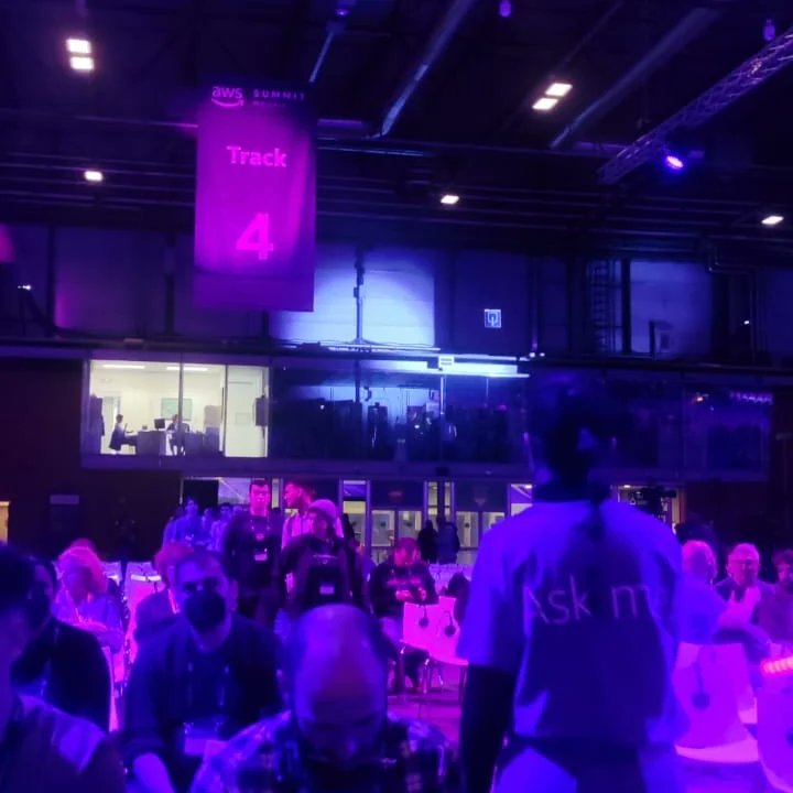 ADN HOMERIA
Volvemos al  #awssummit2022, dos años después pero con las mismas ganas de siempre. 
Pedazo de delegación #homeriateam 
⭐️<a href="/robermaciascc/">Roberto Macías</a>
@jcristianmg y Javi!!⭐️
A ver a ver qué se cuece! 🕵‍♂️🕵‍♂️🕵‍♂️

#AWSSummit #amazonwebservices #engineering