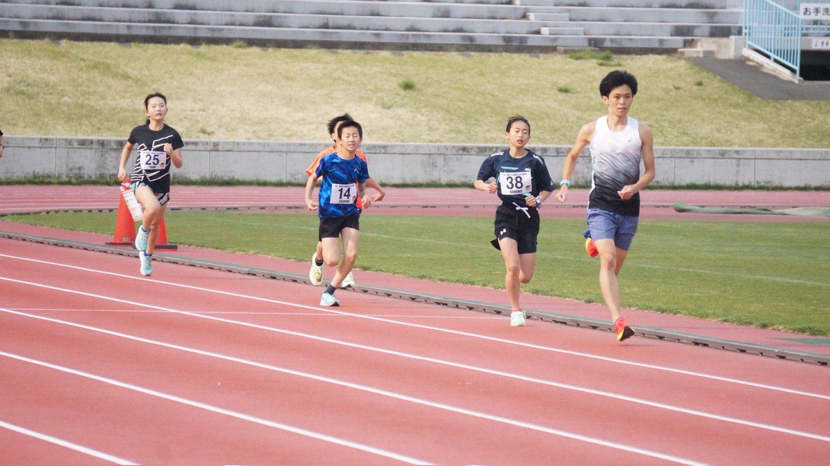 iwate_grasslo's tweet photo. 今回は #Breaking9 の前に「キロ3体験走」を実施!
小学生を対象に400mを72秒で走る(キロ3)企画🏃♂️
長距離の一つの目安である「1キロ3分ペース」を体感し、3000m9分や5000m15分の世界を味わってもらうことが目的でした⏱
体感して何を思ったかは人それぞれ。今後の成長につながれば嬉しいです!✨ https://t.co/OFZNuyRyJS