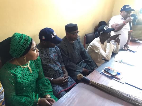 shadowenny's tweet photo. The DG @AjipeAlex Campaign Organization, Barr. Tolu Babaleye addresses delegates at APC Secretariat at Ifon, in Ose Local Government.
#voteajipe
#ajipe4senate
#ondonorthsenatorialdistricts
#YouthOclock
#irawoola
#ajipe
#freshideas
@RotimiAkeredolu
@maxwellnoni
@CommunityOwo https://t.co/JoPWiKrSxe