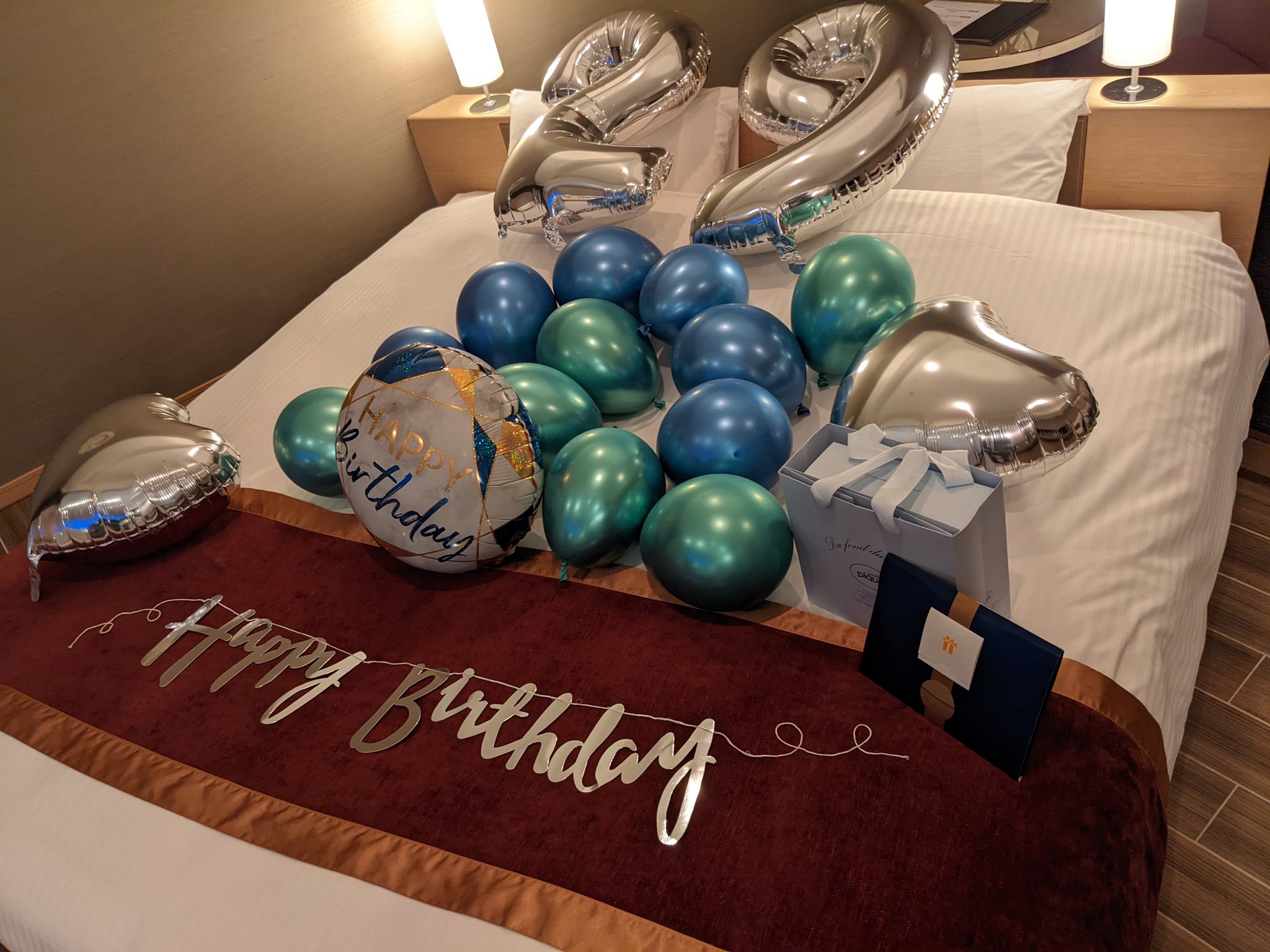 ししゃも ディズニーシー出たら彼女がホテル予約してくれてて ほぼ最上階のvipルームにサプライズで風船と手紙とプレゼント用意してくれてて号泣してしまった T Co Rbddgyktn4 Twitter
