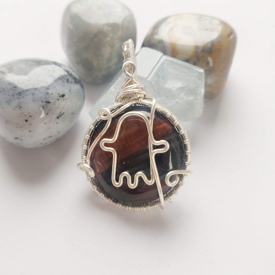 Manifesting a home for this tigers eye necklace!! 👻