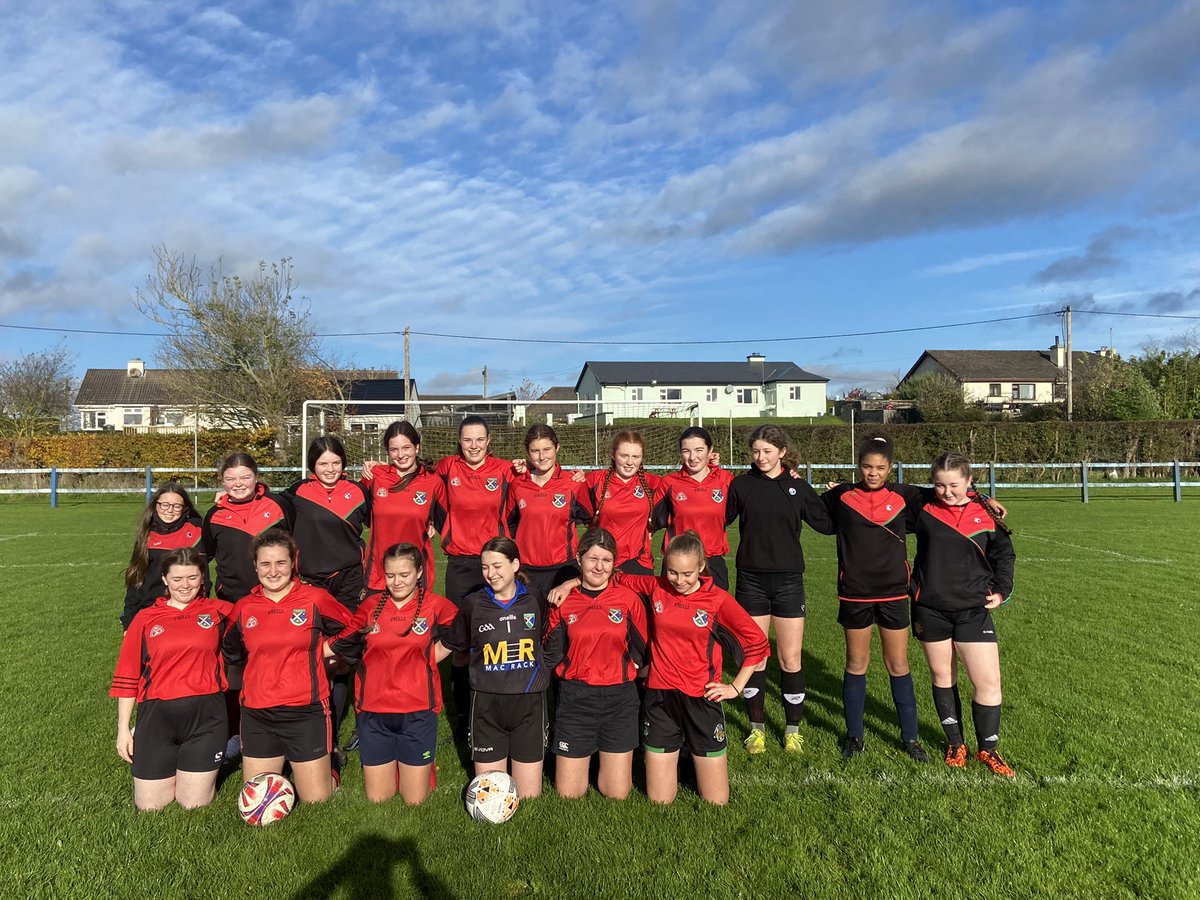 SarahNiC_13's tweet photo. Cluiche ceannais ag teacht suas go luath d’ár bhfoireann shinsearach i Sraith Luimnigh. Táimid ag súil go mór leis! ⚽️🙌
Our senior team will be talking part in this year’s Limerick League soccer final in the next few weeks. We are really looking forward to it! ⚽️🙌 https://t.co/yXP3BJ52zW
