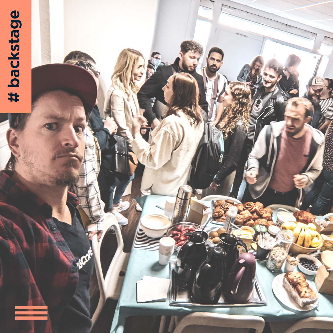 byperiscope's tweet photo. #Backstage 🥐 🍪🍌  Même si chez Periscope le télétravail est à la carte, rien ne vaut un bon p'tit déj pour se réunir ! Ça tombait bien, nous avions plein de bonnes nouvelles à annoncer... https://t.co/3kFtLQFBvA