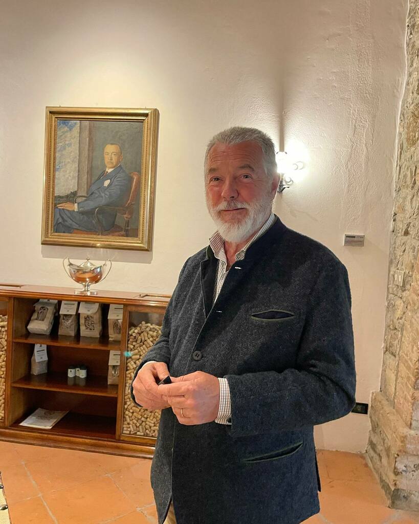 gillespudlowski's tweet image. Dégustation  éblouie au #coldorcia avec le comte #francescomaronecinzano dans les vignes, sur les collines de #montlacino et en cave - avec le #rossodimontalcino fruite dans sa jeunesse avec ses fines notes boisées en 2013, le #banditella 2019, qui révèl… instagr.am/p/CdLOc6kMXuN/