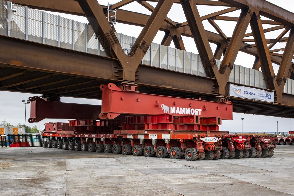 SkanskaUKplc's tweet image. This weekend the new SAS13 bridge will be installed. The bridge is currently sat on two beds of 18 self-propelled modular transporters (SPMTs).  Watch this video to see how the SPMTs will be used youtu.be/cDlkm4LT1oo 
@HS2ltd @networkrail  #Rail #Bridges