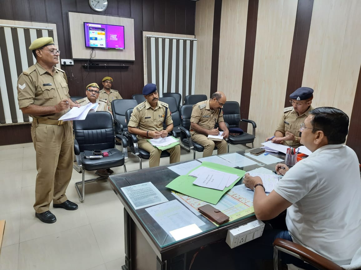 mahobapolice's tweet photo. #ASP_MBA आर0 के0 गौतम द्वारा जनपद के समस्त क्षेत्राधिकारियों का किया गया अर्दली रुम जिसमें लम्बित विवेचनाओं, वांछित अभियुक्तों की गिरफ्तारी के सम्बन्ध में तथा विवेचनाओं के शीघ्र निस्तारण हेतु दिये आवश्यक दिशा-निर्देश ।
#UPPolice https://t.co/ZPa0L3d2bR