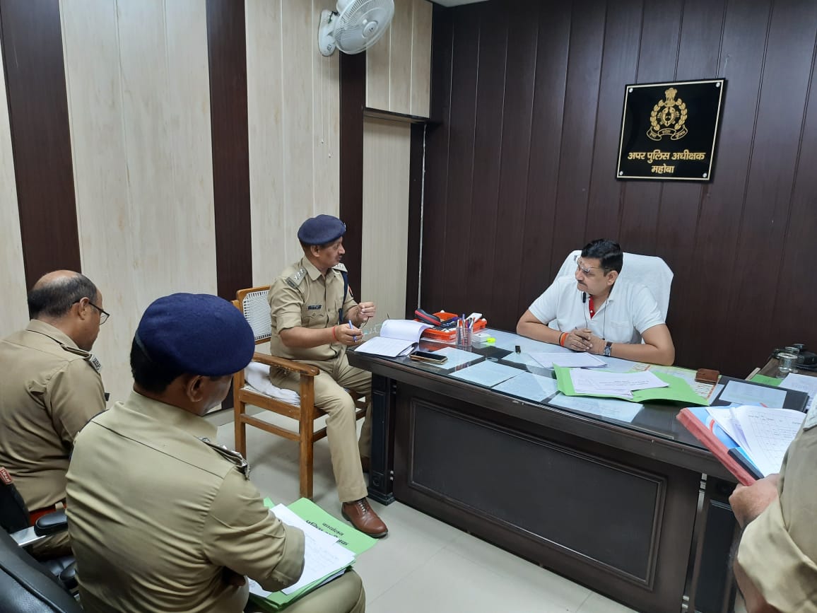 mahobapolice's tweet photo. #ASP_MBA आर0 के0 गौतम द्वारा जनपद के समस्त क्षेत्राधिकारियों का किया गया अर्दली रुम जिसमें लम्बित विवेचनाओं, वांछित अभियुक्तों की गिरफ्तारी के सम्बन्ध में तथा विवेचनाओं के शीघ्र निस्तारण हेतु दिये आवश्यक दिशा-निर्देश ।
#UPPolice https://t.co/ZPa0L3d2bR