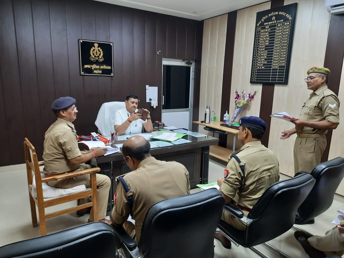 mahobapolice's tweet photo. #ASP_MBA आर0 के0 गौतम द्वारा जनपद के समस्त क्षेत्राधिकारियों का किया गया अर्दली रुम जिसमें लम्बित विवेचनाओं, वांछित अभियुक्तों की गिरफ्तारी के सम्बन्ध में तथा विवेचनाओं के शीघ्र निस्तारण हेतु दिये आवश्यक दिशा-निर्देश ।
#UPPolice https://t.co/ZPa0L3d2bR
