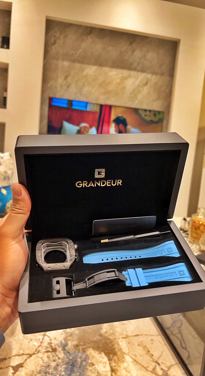 asalsaggaf's tweet photo. My #NTPT Titanium #Carbon_fiber – Light blue Strap from @grandeur_store #grandeur #applewatch #applewatchcase #luxurywatch #titanium #grandeurstore Luxury is earned not purchased 👌⌚️ https://t.co/3oZABQVvhJ