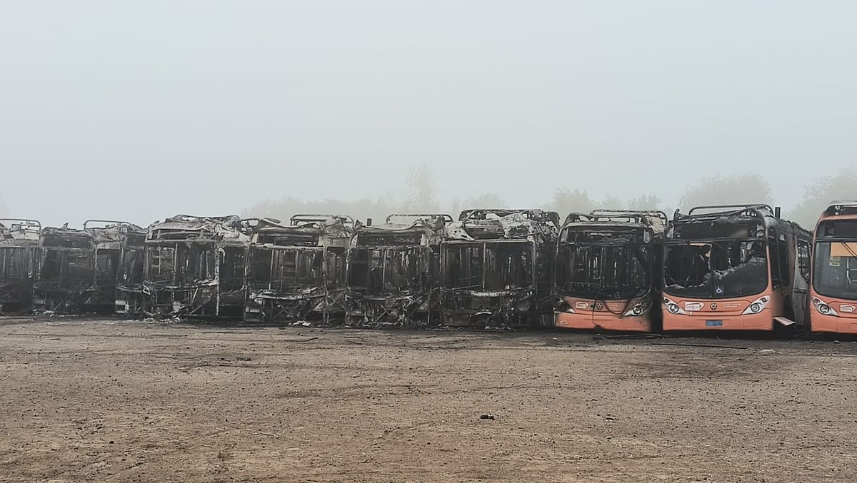 cborcoski's tweet photo. 19 buses en desuso quedaron destruidos tras gran incendio en Maipú. Se presume intencionalidad. @Bomba_Decima @fdo2000 https://t.co/zcuhB8QHzX