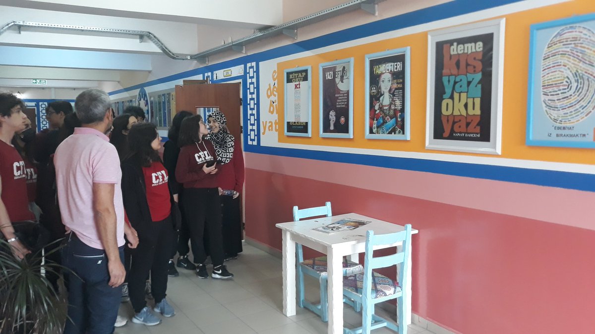 CorluFen's tweet photo. 10. sınıf görsel sanatlar dersi içeriğinde komşu okulumuz olan Mimar Sinan Anadolu Lisesi'nin sanat sokağını ve kütüphanesini ziyaret ettik. @CorluMem @tekirdagmem https://t.co/ZN6RyyGiiK