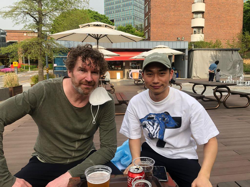Intussen in Zuid-Korea is Johannes ongelofelijk blij met student-assistent Minsik Choi, zonder wie hij verloren zou zijn in de Koreaanse bureaucratische jungle!
