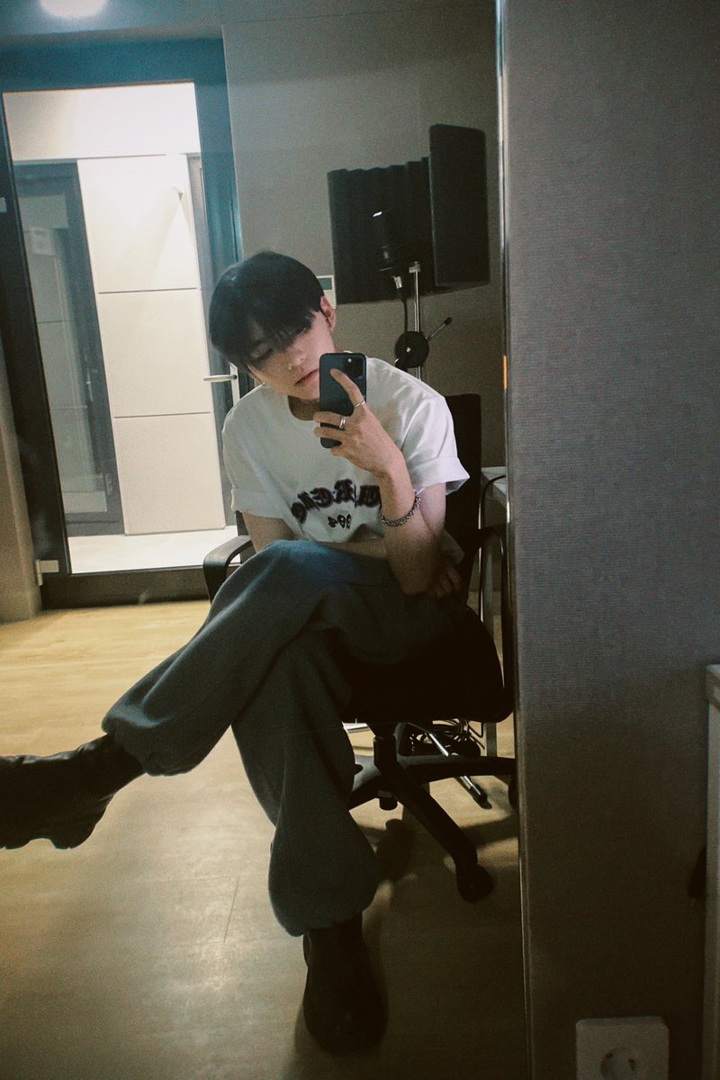 sangwon_pict's tweet photo. When I see the sunset these days, I think a lot. When I see the deep, warm yellow light, it comes to me warm and cozy, but sometimes I feel cold and unfamiliar. It's like living hard day by day, sometimes when you're dazed, or when you're immersed ๐ #SangwonLens
#์์๋ ์ฆ https://t.co/Aa2RDVKRSQ