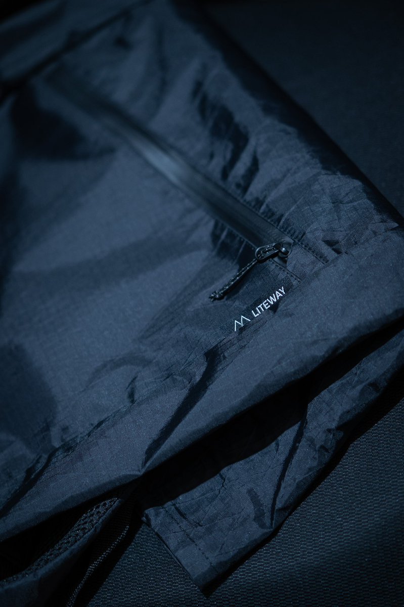 daisukehizume's tweet photo. 最近、デイユースで使っているバックパック🎒
「LITEWAY URBAN PACK X-PAC」
ウクライナ製ハンドメイド🇺🇦
MacBookPro(15inch)がスリーブケースに入れた状態でピッタリ入るし、ロールトップでとても軽くてデザインもシンプルでお気に入り🥷
#LITEWAY https://t.co/IbpoZ7eTQ3