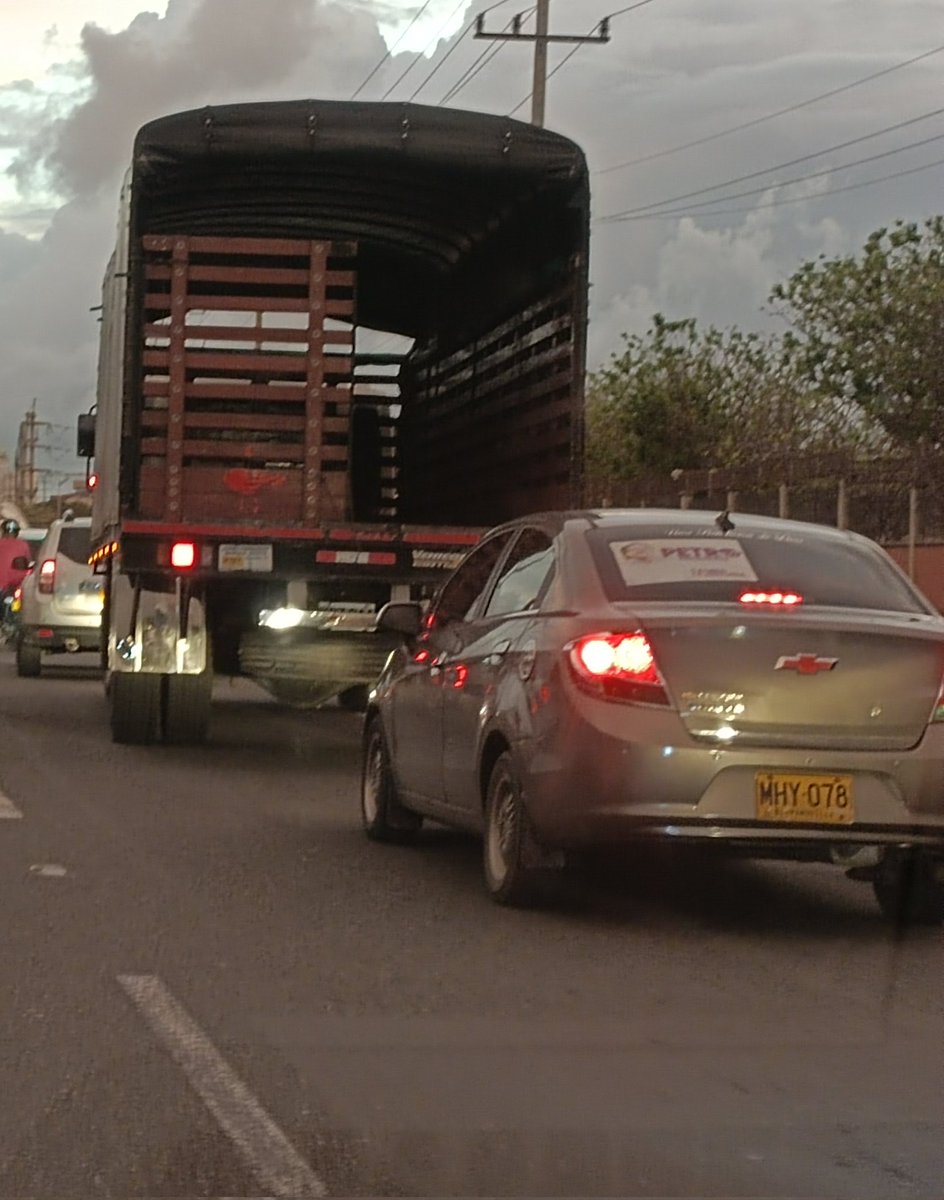 Rafael_AraqueP's tweet photo. Son más los carros con #microperforados de @petrogustavo por metro cuadrado que de alias #Fico https://t.co/qfr55FUtxT