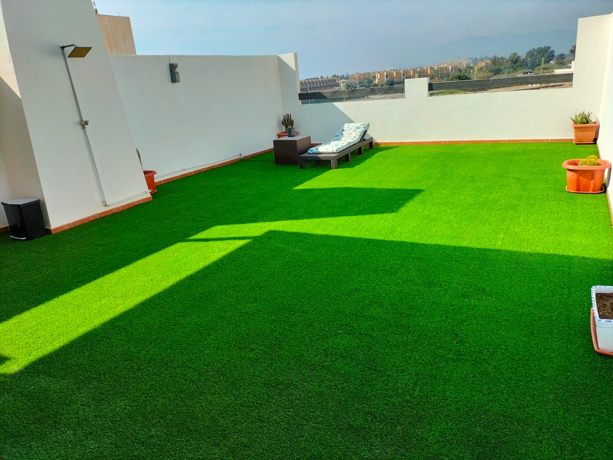 Un solario en la terraza...😎 

Este verano, te invitamos tomar el sol☀️ desde tu casa, sobre el mejor césped artificial🌱 y no olvides la protección🧴... 
#neograss #instalaciondecesped #cespedsiempreverde  #cespedartificial #garden #jardin #jardineria #realturf #turf #terraza
