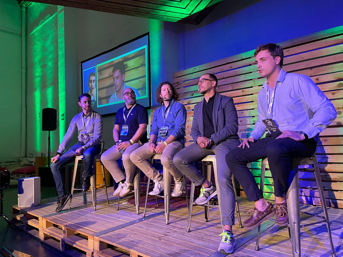 🏟️ Vamos con la última mesa redonda: "eSports vs. Deporte tradicional" de #CONECTADOS22

👉 J. Irisarri @azerion_spain, L. Surace @msccrucerosesp, J. Valverde <a href="/fmapfre/">Fundación MAPFRE</a>, R. Echevarria <a href="/weare_NSN/">Never say never.</a>, I. Burgos @porsche, M. Pérez <a href="/playoffnations/">Playoffnations</a> y a D. Godoy, ex <a href="/GoogleES/">Google España</a>