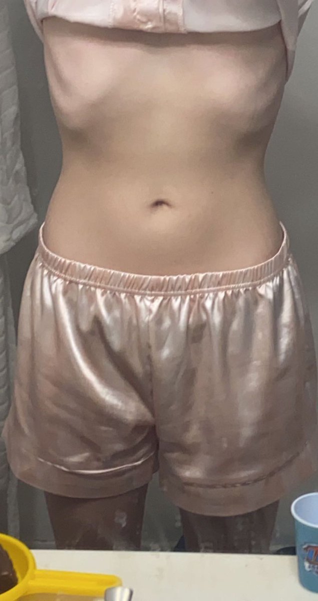 ghosttcals's tweet image. bmi 17.8 b0dych3ck !!