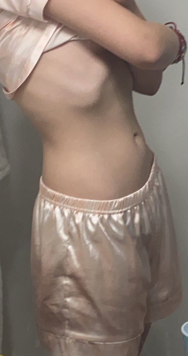 ghosttcals's tweet image. bmi 17.8 b0dych3ck !!