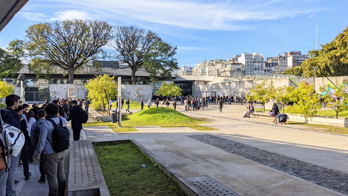 rodrigoaponce's tweet photo. 40min de fila para entrar al evento de @EndeavorArg, es alucinante el espíritu emprendedor en 🇦🇷 💪💪 https://t.co/6HrrjDFOek