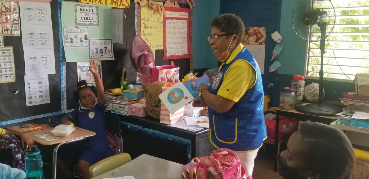 The Kiwanis Club of New Kingston gave gifts to the Faculty Advisors of the club's Student Leadership program for Teacher's Day.