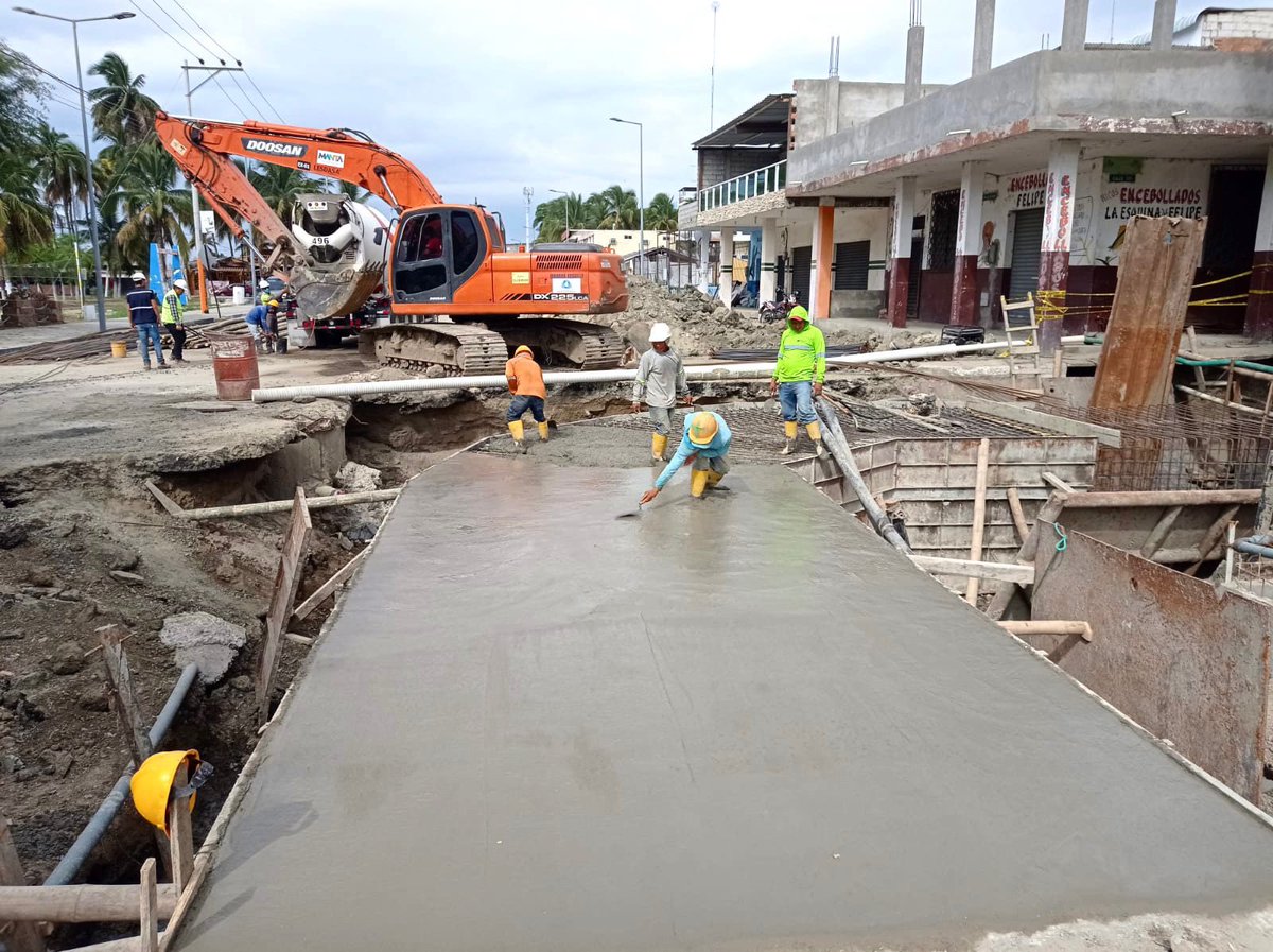 agustinintriago's tweet image. Tal como lo acordamos este fin de semana con los ciudadanos de Tarqui y La Pradera,se implementaron cambios en los controles de los trabajos de alcantarillado de aguas lluvias e hidrosanitarios,ahora avanzan más rápido, sin descuidar el aspecto técnico de estas importantes obras.