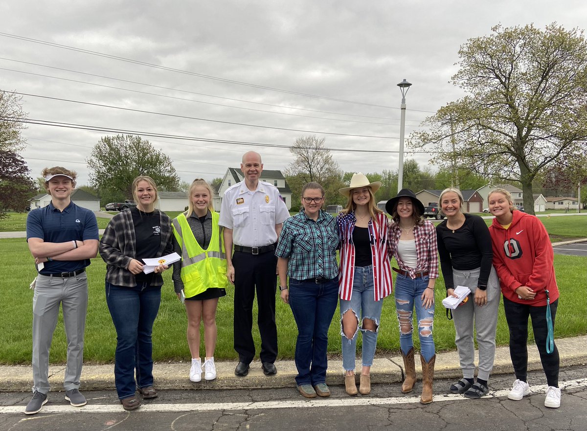 chiefjoekitchen's tweet photo. One of our last Bath HS Interact Club activities of the year - “Click It or Ticket” seatbelt check. Some students got free ice cream &amp; others got “tickets.” - Great group of kids! @Bath_Interact @BathHS_PawPrint https://t.co/N2jUQjv22P