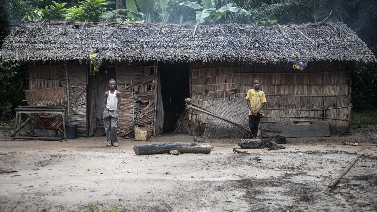 Deux frères devant leur maison à Ikenge dans la province de l'Équateur en République démocratique du Congo.