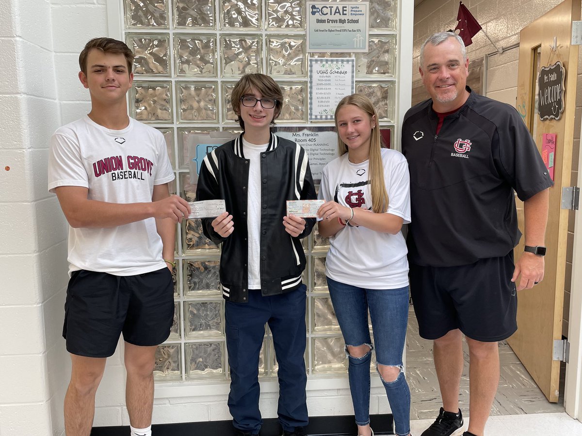 UG Athletics gives back! A $1,000 scholarship to Garrett Moore who will be competing in Chicago this Summer for FBLA-1st in the Nt’l Conf for Intro to Tech. Good luck to him! Big props to our Baseball & Softball programs for paying it forward! @UnionGroveAD @SoftballUghs