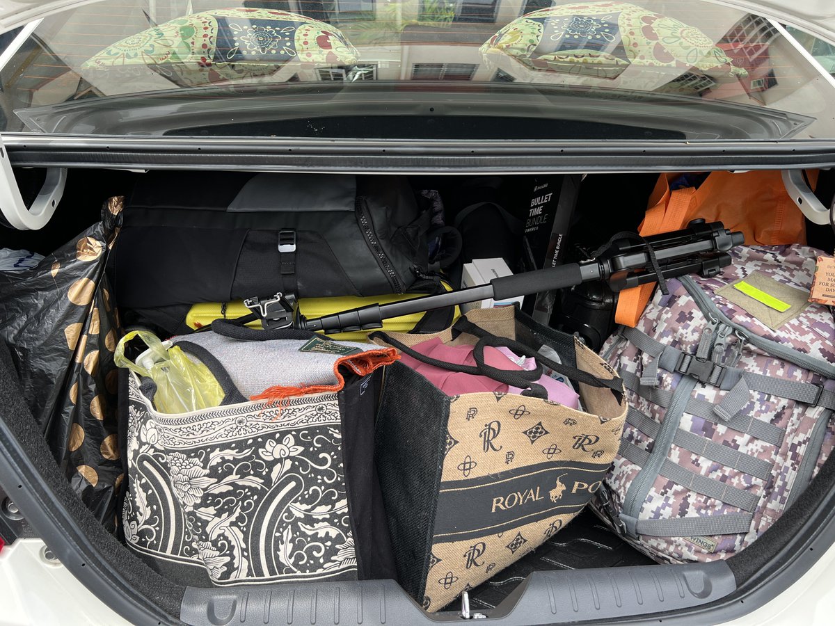 addien90s's tweet photo. Adik perempuan pakai Bezza. Minyak full tank RM60, ulang alik kerja KL-Puchong minyak tahan 2 minggu. Balik raya KL-Ipoh + jalan2 sekitar Ipoh 2 hari minyak habis separuh je 😂. Bonet dia punya besar nah tengok gambar beg 1 family 7 orang muat. Bezza kereta bajet marhaen terbaik! https://t.co/EtKoYe4vYM